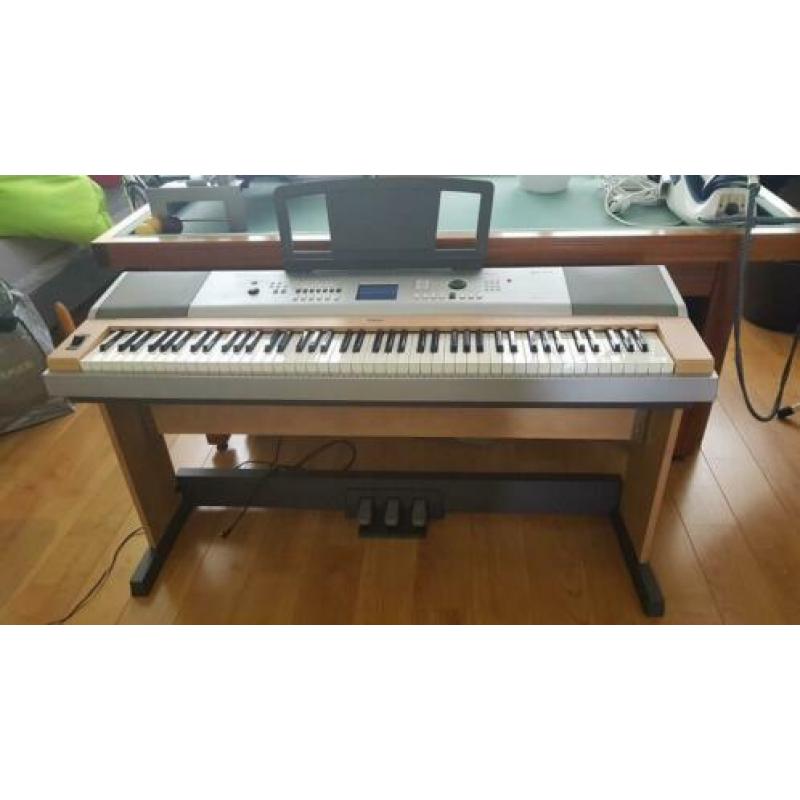 Yamaha DGX-630 keyboard/piano incl pedalen en boekwerk