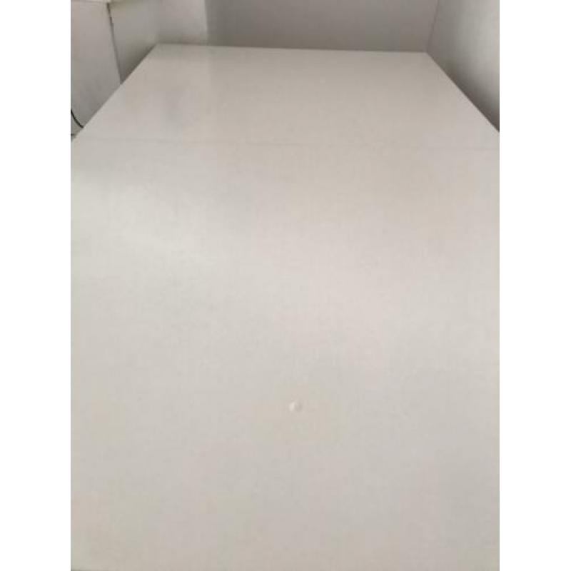 Eettafel met 5 leren stoel