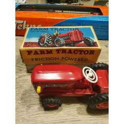 Oude blikken tractor met doos japan