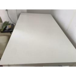 Eettafel met 5 leren stoel