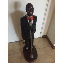 Beeld van Jazz zanger microfoon circa 100 cm hoog