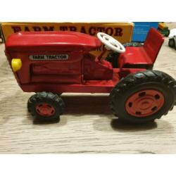 Oude blikken tractor met doos japan