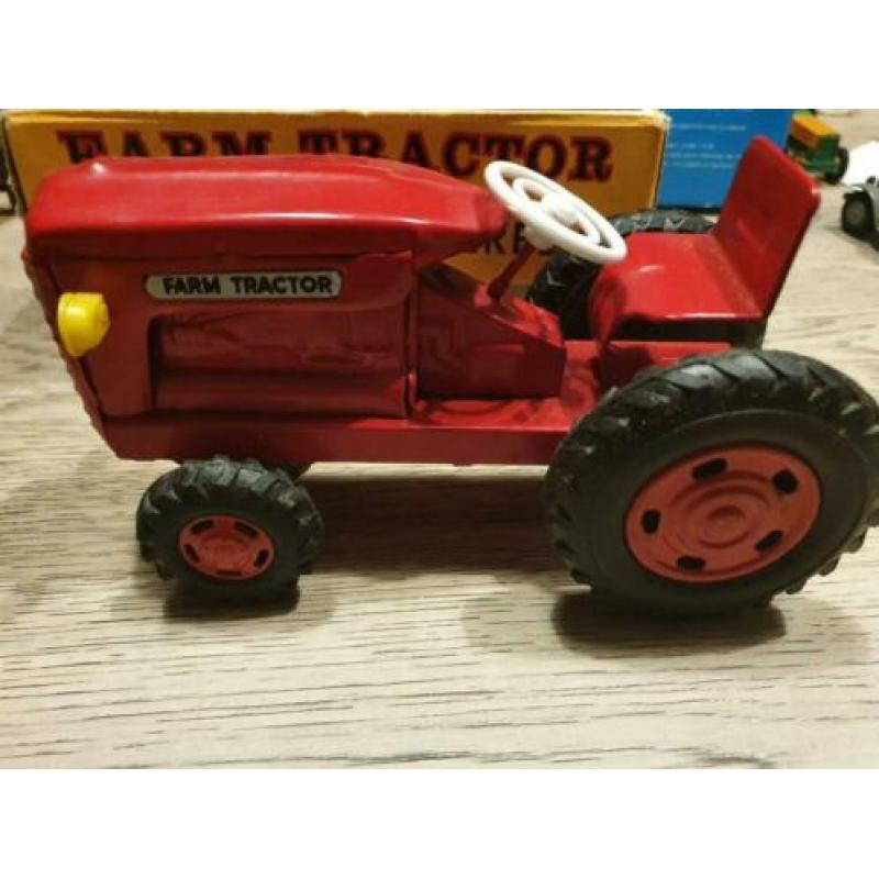 Oude blikken tractor met doos japan