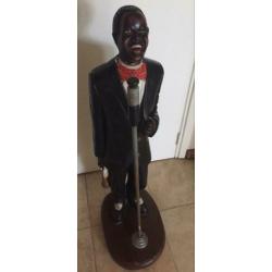 Beeld van Jazz zanger microfoon circa 100 cm hoog