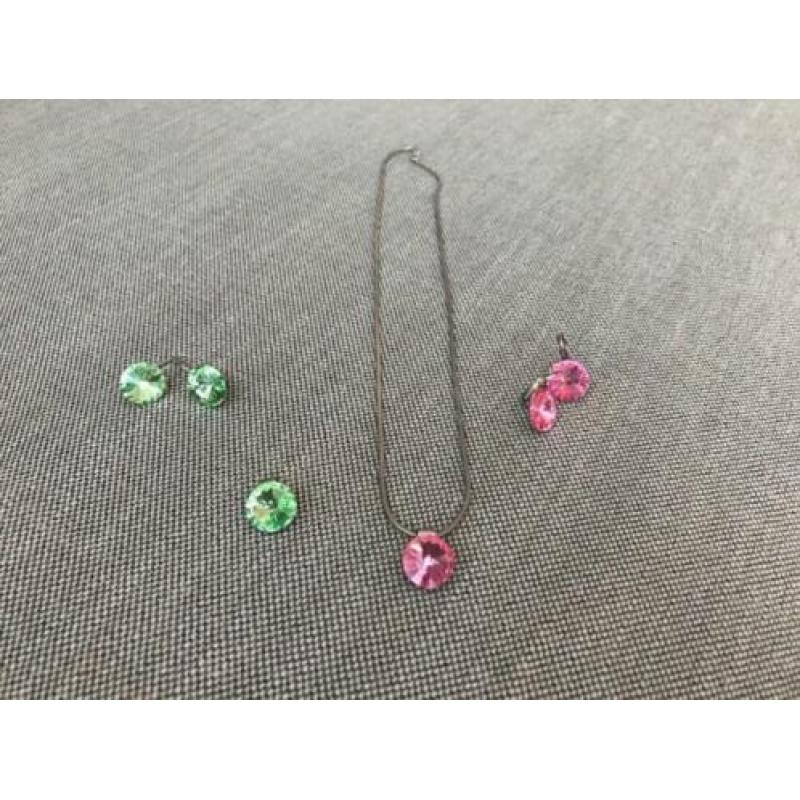 Zilverkleurige dames ketting met bijpassende oorbellen