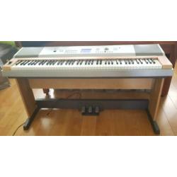 Yamaha DGX-630 keyboard/piano incl pedalen en boekwerk