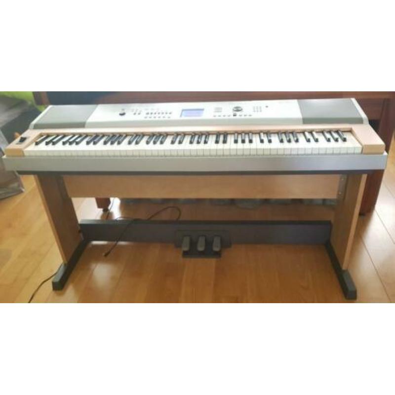 Yamaha DGX-630 keyboard/piano incl pedalen en boekwerk