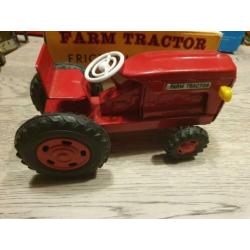 Oude blikken tractor met doos japan
