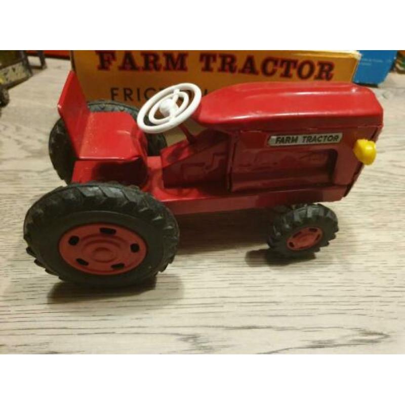 Oude blikken tractor met doos japan