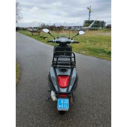 Vespa sprint mat grijs