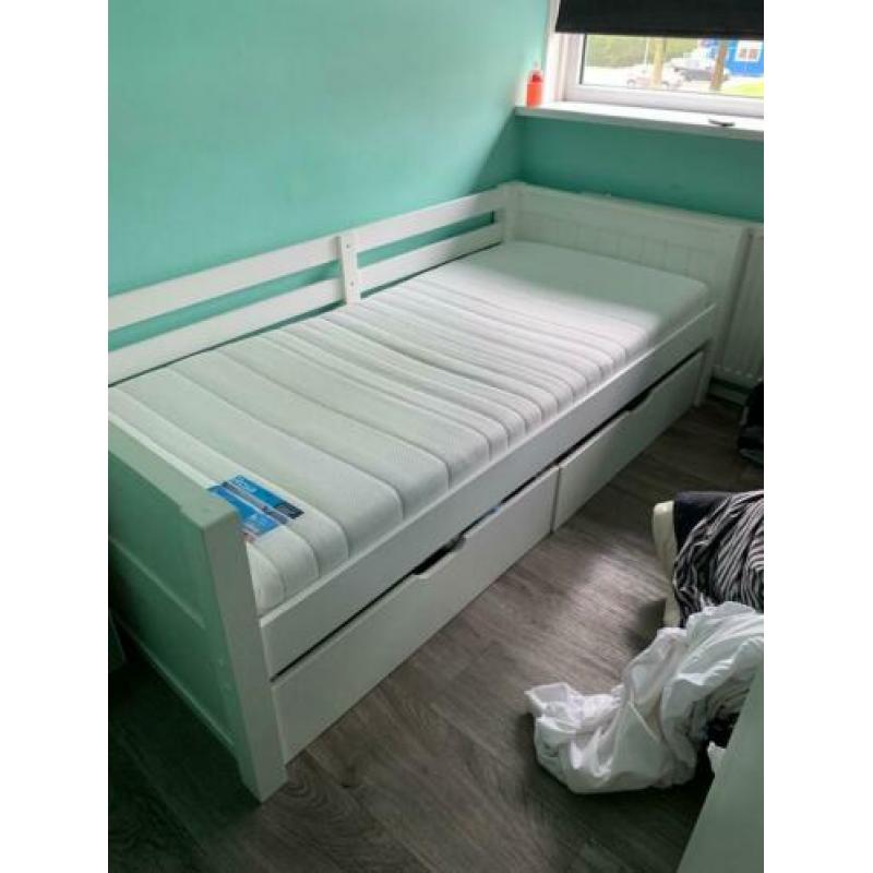 Te koop tienerbed met matras ZGAN!!