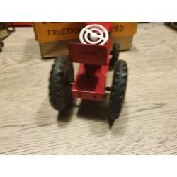 Oude blikken tractor met doos japan