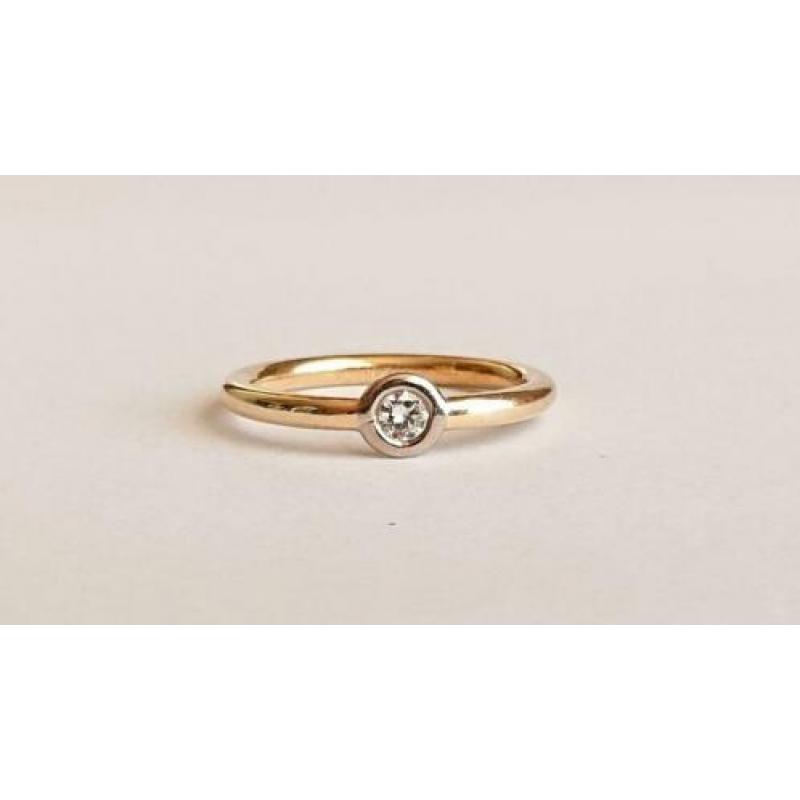 Geel- en witgouden Tube-RING (14kt) met 1 Briljant 0.08 crt