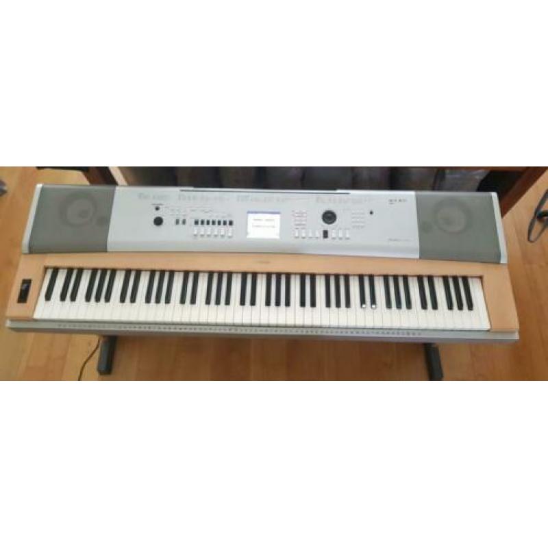 Yamaha DGX-630 keyboard/piano incl pedalen en boekwerk