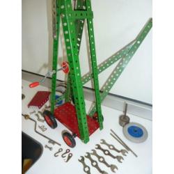 MECANO Hijskraan met allerlei toebehoren en onderdelen