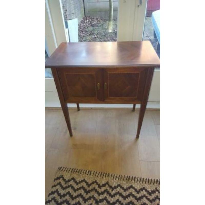Houten kastje dressoir