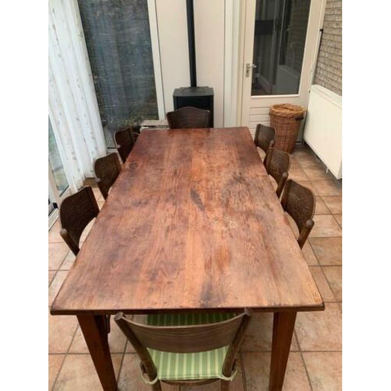 Massieve eikenhouten tafel met 8 Thonetstoelen