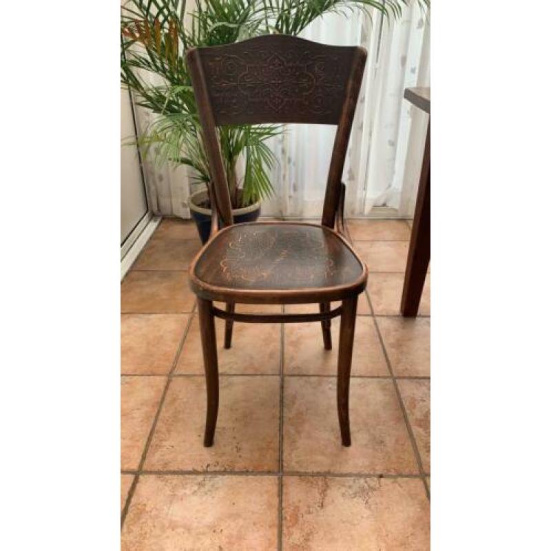 Massieve eikenhouten tafel met 8 Thonetstoelen