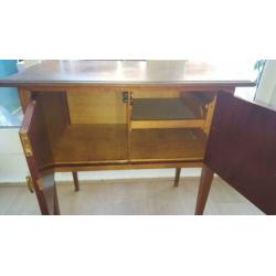 Houten kastje dressoir