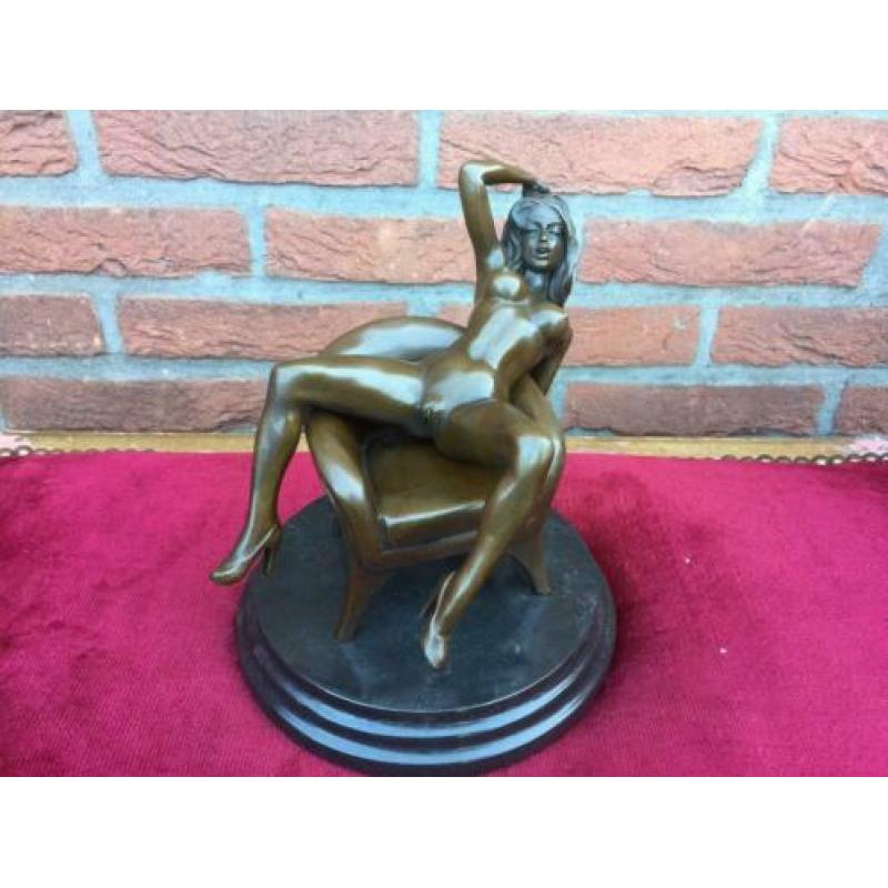 Erotica: uitdagend liggend naakt, brons en marmer