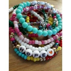 DIY pakketje: armbandjes van letterkralen