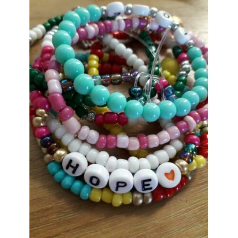 DIY pakketje: armbandjes van letterkralen