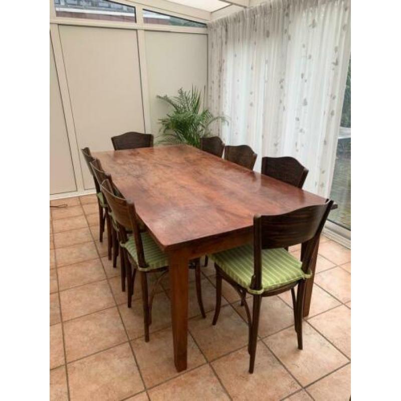 Massieve eikenhouten tafel met 8 Thonetstoelen