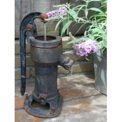 brocante oud gietijzeren waterpompje / water pompje