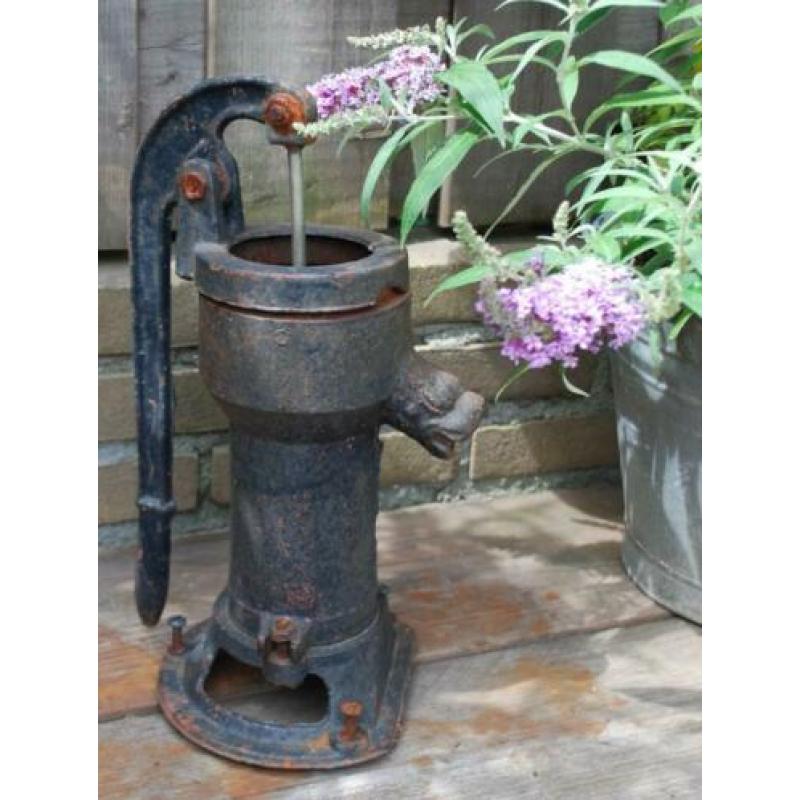 brocante oud gietijzeren waterpompje / water pompje