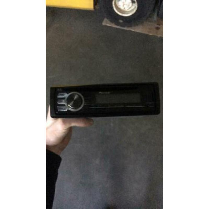 Auto radio pioneer
