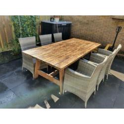 Tafel met 6 stoelen