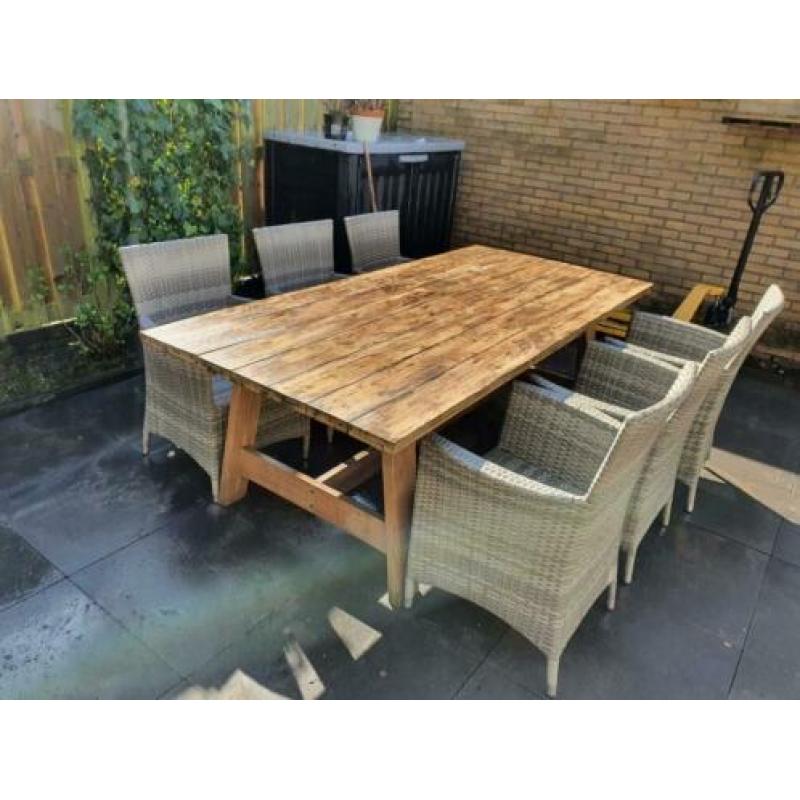 Tafel met 6 stoelen