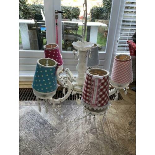 witte lamp met vrolijke lampenkappen