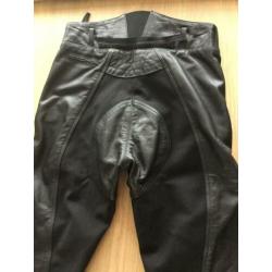 Zwarte motor broek, merk: richa