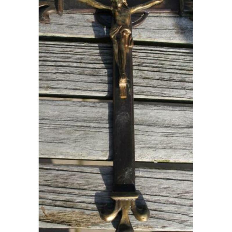 Koperen Christus kruis met lelies