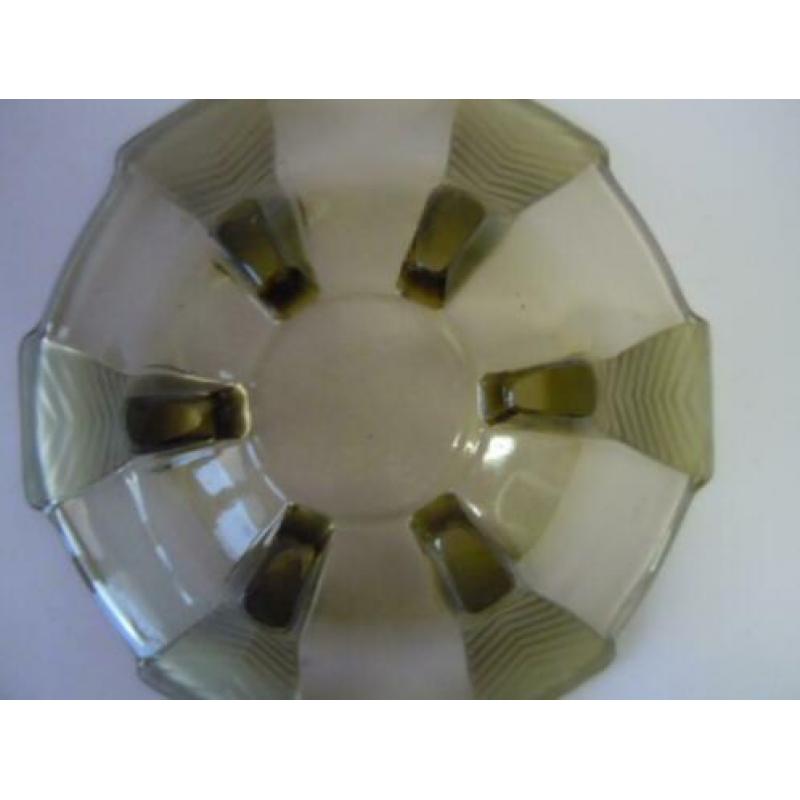 Bruin fumé persglas schaal ø 16,5 cm hoogte 7,1 cm.