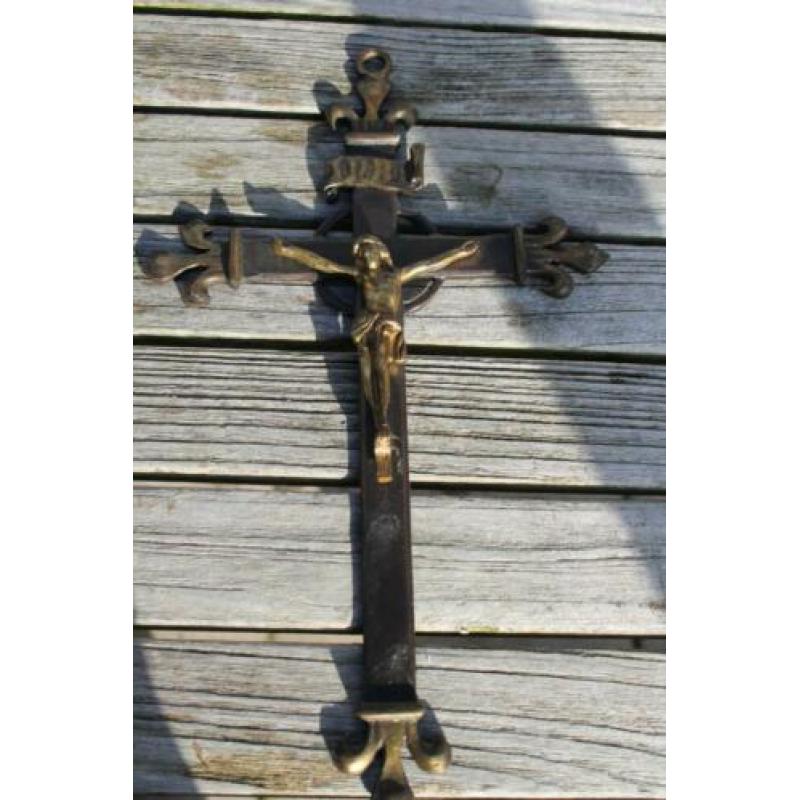 Koperen Christus kruis met lelies