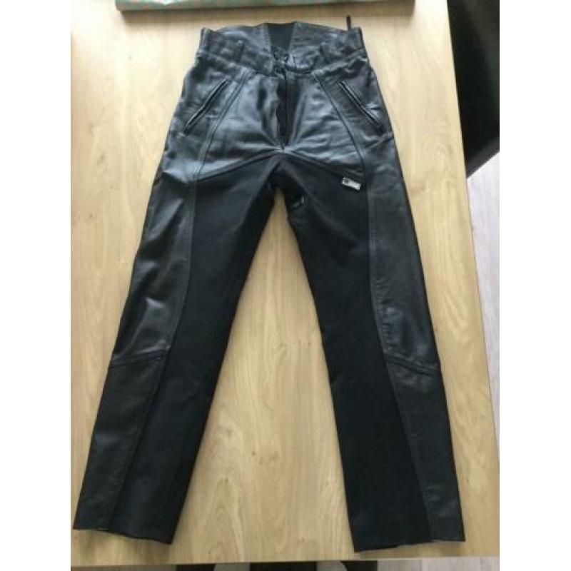 Zwarte motor broek, merk: richa