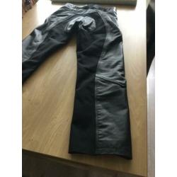 Zwarte motor broek, merk: richa