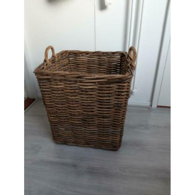Mooie grote mand rotan /haardhoutmand
