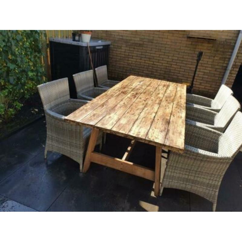 Tafel met 6 stoelen
