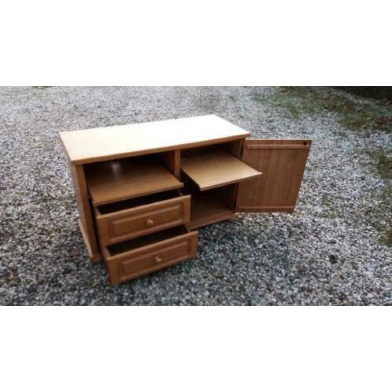 652, eiken TV-kastje te koop