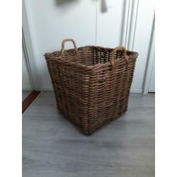Mooie grote mand rotan /haardhoutmand