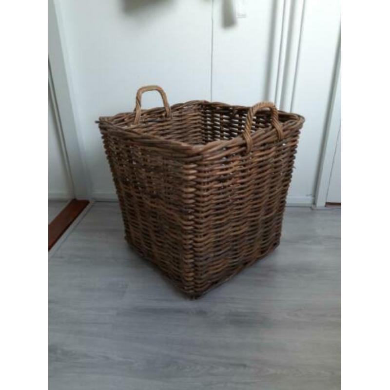 Mooie grote mand rotan /haardhoutmand