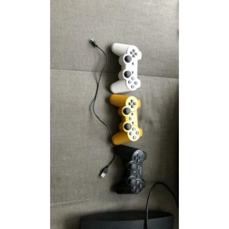 PS3 plus 3 controllers en spellen