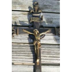 Koperen Christus kruis met lelies