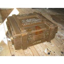 Oud houten munitiekistje munitiekist hout. Kistje archiefbox