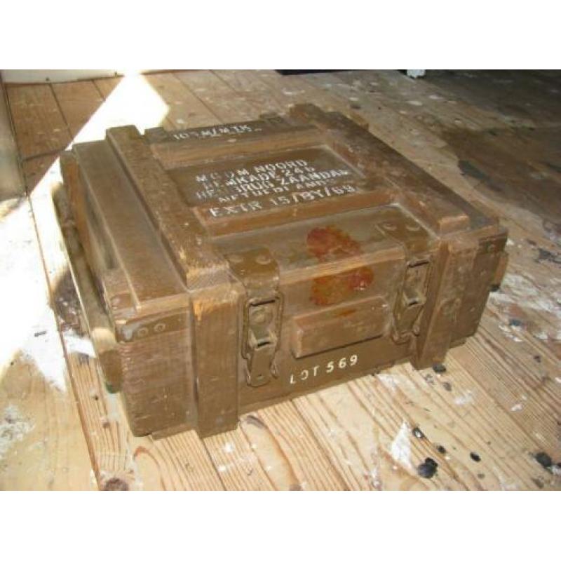 Oud houten munitiekistje munitiekist hout. Kistje archiefbox