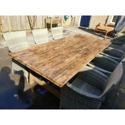 Tafel met 6 stoelen