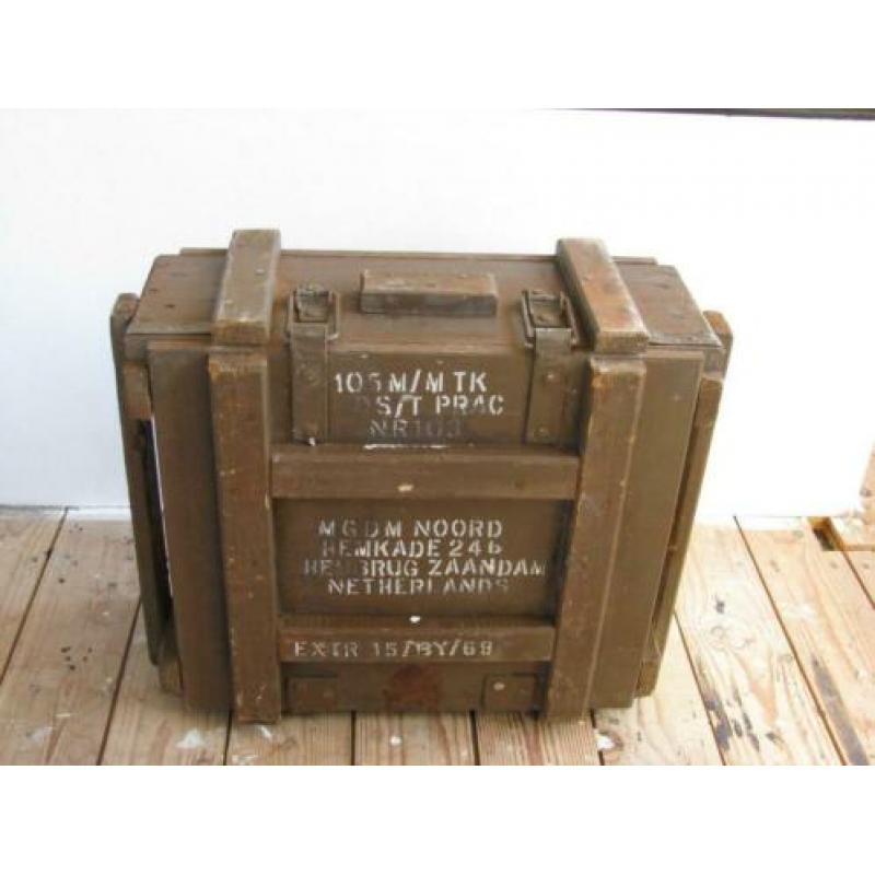 Oud houten munitiekistje munitiekist hout. Kistje archiefbox